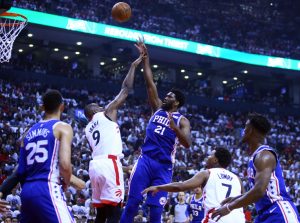 Embiid, dispuesto a jugar más minutos pese a sus molestias en la rodilla
