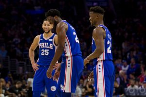 Los Nets, molestos por las risas de Simmons y Embiid tras el codazo a Allen