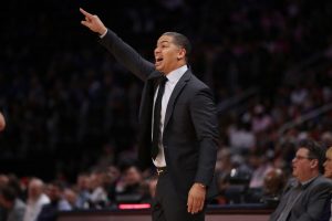 Tyronn Lue, cerca de ser nuevo entrenador de los Lakers