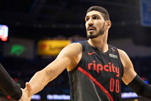 A pesar del dolor, Enes Kanter jugó con el hombro dislocado las prórrogas