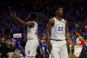 Joel Embiid y Jimmy  Butler ahogan a Toronto