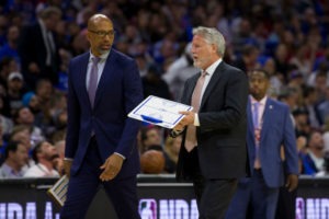 Brett Brown seguirá en el banquillo de los 76ers