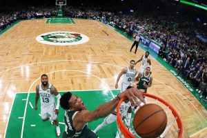 Antetokounmpo pone a los Bucks al borde de las Finales del Este