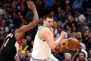 Jokic continúa con sus playoffs de récord
