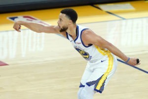Curry y los Warriors dominan en el primer partido
