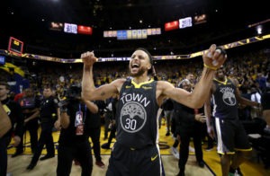 Los Warriors remontan 15 puntos en la segunda mitad y se ponen 2-0