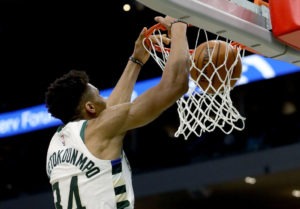Milwaukee aplasta a Toronto en el segundo partido