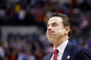 Fumar y bengalas, la crítica de Rick Pitino a los fans griegos