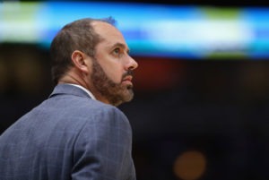 Los Lakers entrevistan a Frank Vogel
