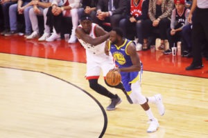 Draymond Green, tercero en la historia en enlazar tres triples-dobles en playoffs