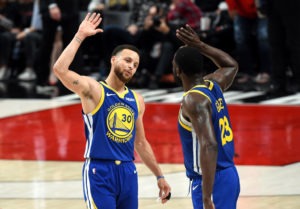 Los Warriors ganan en Portland y ponen pie y medio en las Finales