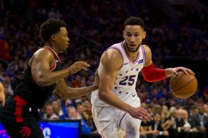 Ben Simmons, multado por asestar un codazo a Lowry