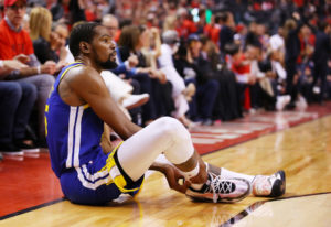 Kevin Durant aguantó 12 minutos y se lesionó el Aquiles