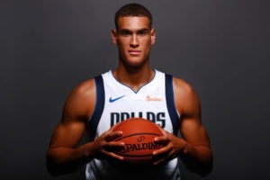Dwight Powell seguirá tres años más en Dallas Mavericks