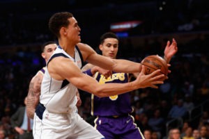 Dwight Powell se queda en Dallas