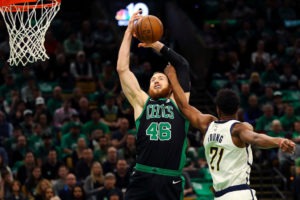 Boston intenta traspasar a Aron Baynes