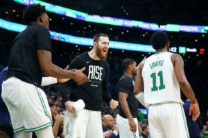 No habrá ‘buyout’ para Aron Baynes en Phoenix