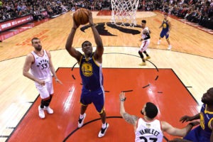 Los Warriors apostarán fuerte por Kevon Looney este verano