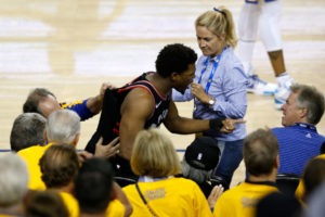 El aficionado que empujó a Lowry terminó expulsado