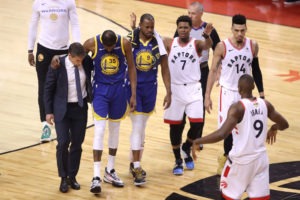 El Scotiabank Arena celebró la lesión de Durant, aunque después rectificó