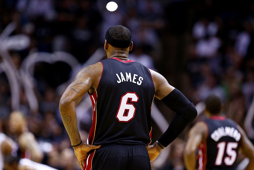 LeBron James vuelve al número 6