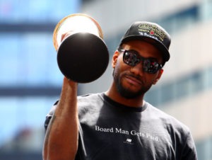 Kawhi, considerando seriamente renovar con los Raptors