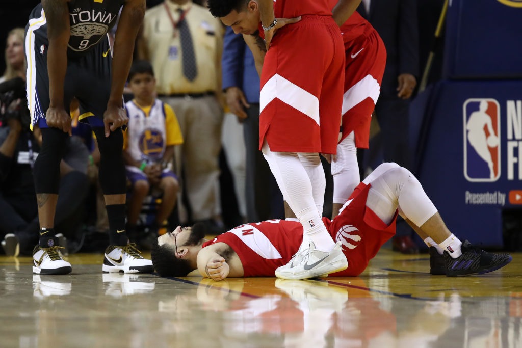 VanVleet pierde un diente tras un codazo de Livingston