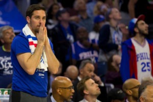 T.J. McConell se compromete con los Indiana Pacers