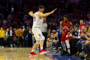 Boban Marjanovic refuerza la pintura de Dallas
