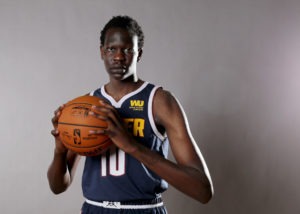 Bol Bol podría firmar un contrato dual con los Nuggets