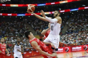 Jayson Tatum se tuerce el tobillo pero la lesión parece no ser grave