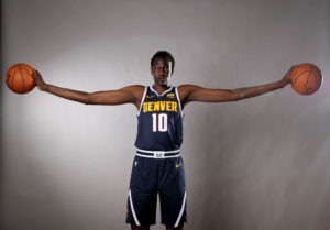 Bol Bol firma un contrato dual con los Nuggets