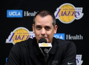 Frank Vogel limitará los minutos de LeBron en pretemporada
