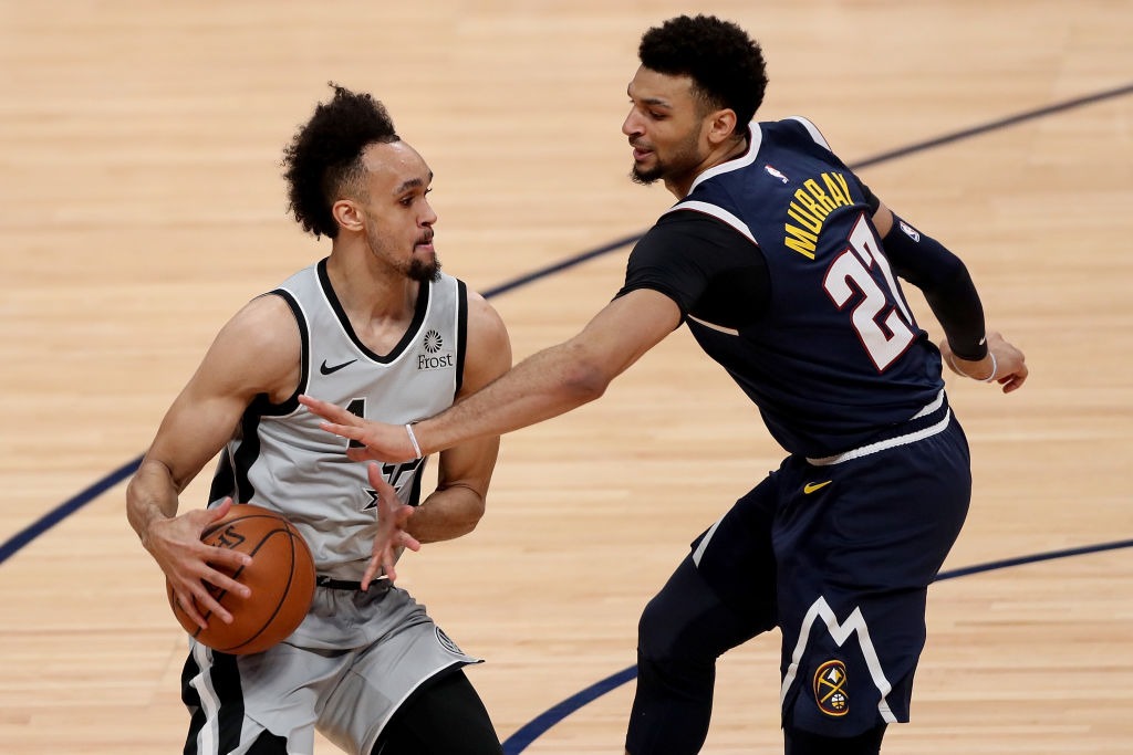 Los Spurs ejecutan sus opciones sobre Derrick White y Lonnie Walker IV