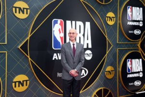 La NBA defiende la libertad de expresión mientras tiende la mano a China