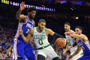 Los 76ers presentan sus credenciales ante Boston