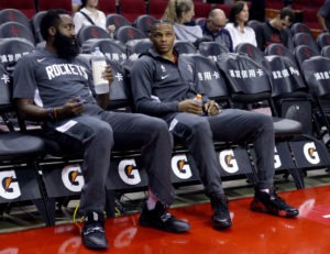 Llega el nuevo truco de James Harden: triple a una pierna