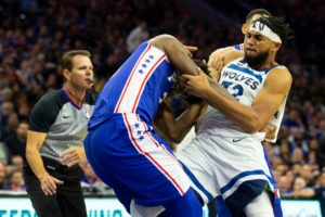 Embiid y Towns protagonizan la primera pelea del curso