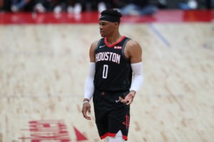 Varios dedos dislocados en su mano, el bagaje de Westbrook para iniciar el curso