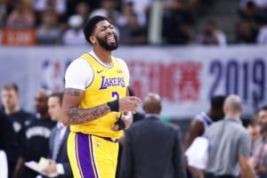 Anthony Davis sufre un esguince en el dedo pulgar