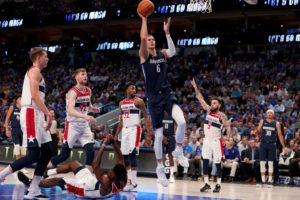 La conexión Doncic-Porzingis ilusiona en el estreno de los Mavs