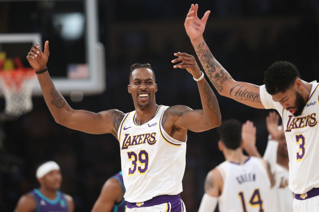 Los Lakers vencen a Charlotte con solvencia