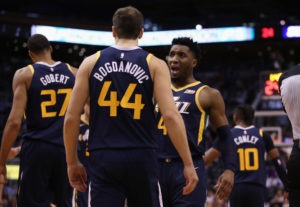 Un tiro libre de Donovan Mitchell en el último segundo permite a los Jazz asaltar Phoenix