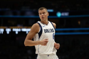 Kristaps Porzingis pierde en su regreso a Nueva York