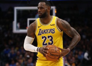LeBron suma y sigue: tercer triple-doble consecutivo
