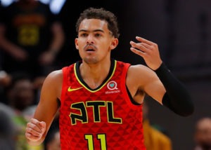 Trae Young brilla en la segunda mitad para batir a los Spurs
