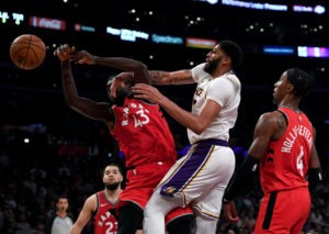 Anthony Davis sigue con problemas en el hombro