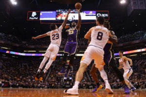 Un parcial final de 0-9 le da el triunfo a los Lakers en Phoenix