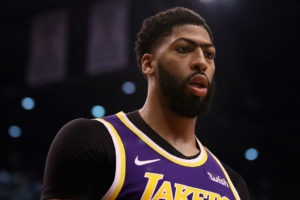 Dos tiros libres de LeBron y un tapón de Davis valen un nuevo triunfo de los Lakers
