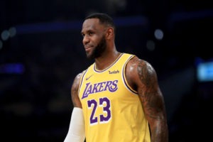 LeBron James lidera el decimoquinto triunfo de los Lakers